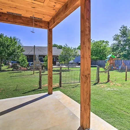 Hill Country Escape Hike, Swim, And Drink Wine Vila